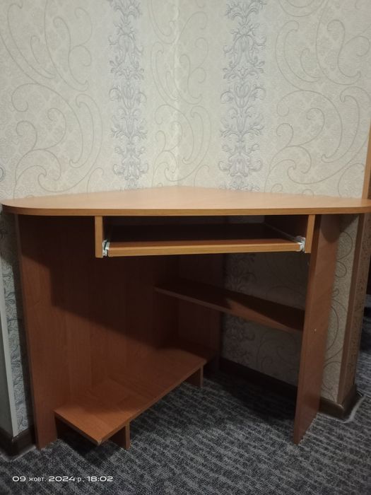 Кутовий комп'ютерний стіл