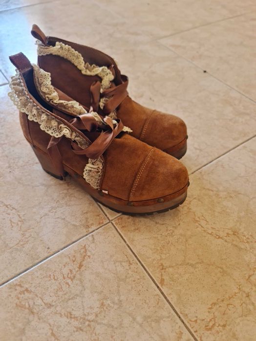 Botins com folhos
