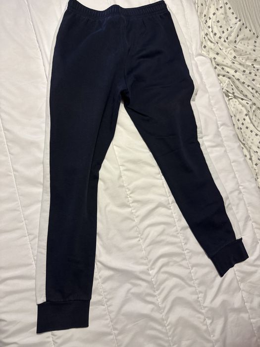 Calças fato de treino Lacoste azul escuras com risca branca na lateral