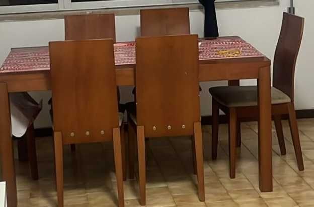 Mesa de madeira que abre e fecha.
