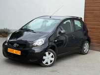 Toyota Aygo Czarna śliczna benzynka 5 drzwi hatchback warto