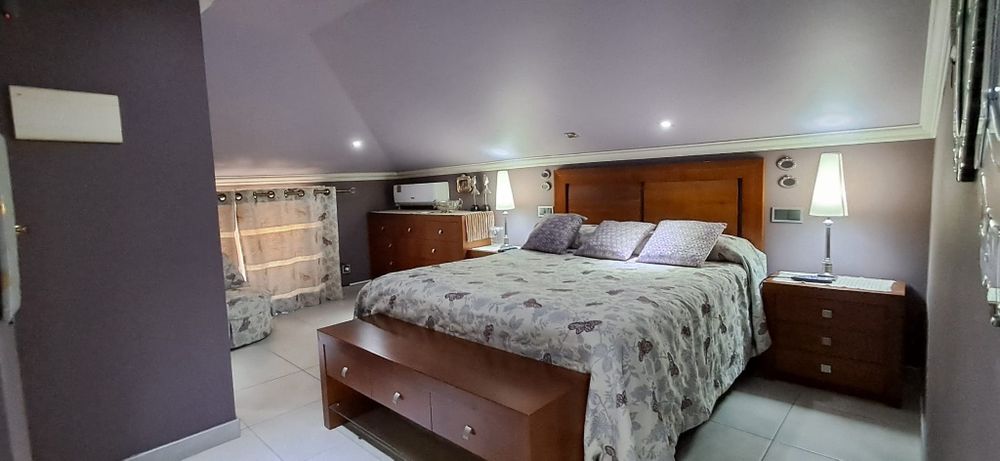 Cadeirão com colcha e cotinados