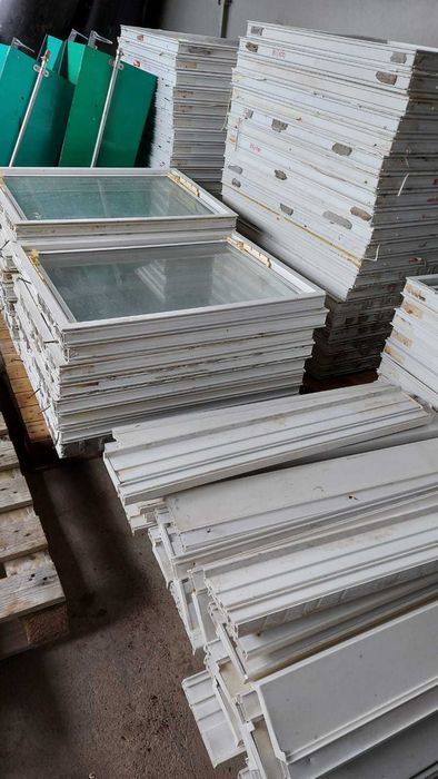Okna PCV inwentarskie 2 szybowe uchylne 89x65cm z parapetem