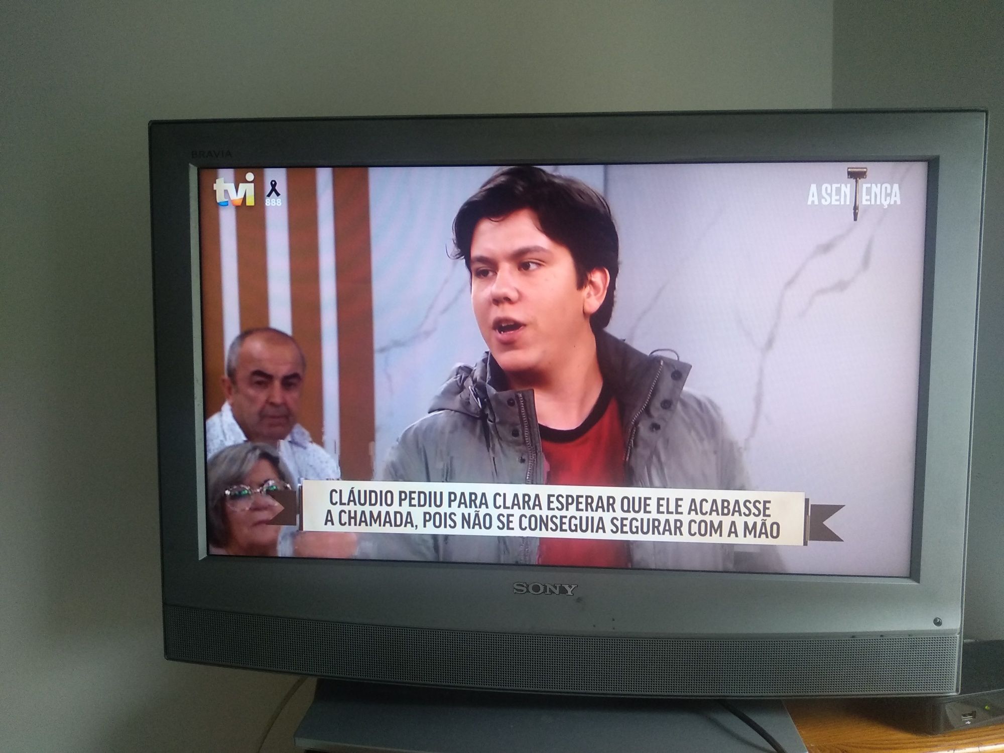 Televisão sony cinzenta