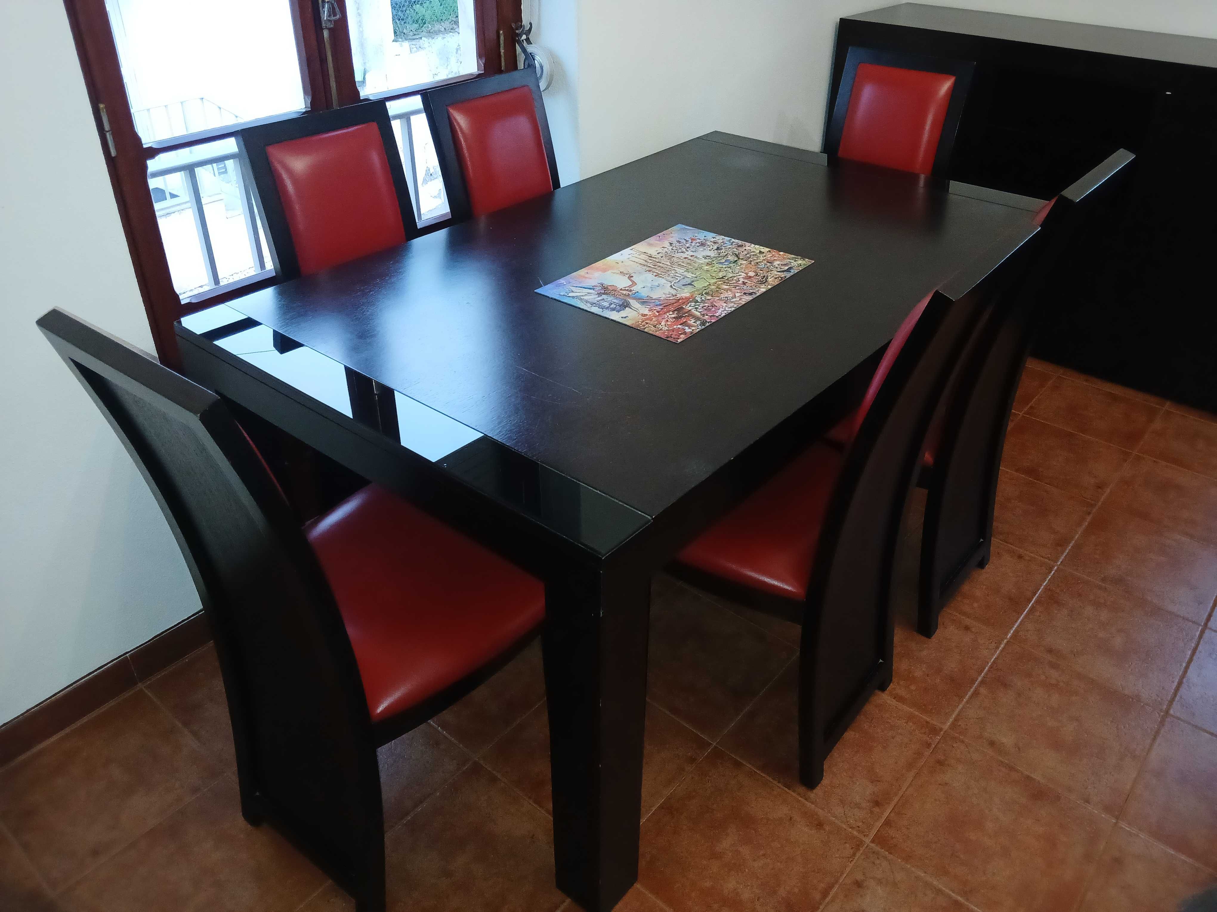 Mesa de jantar e 6 cadeiras em pele - NOVO PREÇO PARA DESOCUPAR