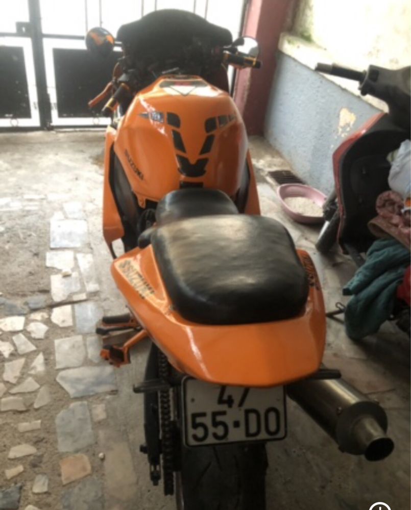 Suzuki 900 RF com acessorios no livrete
