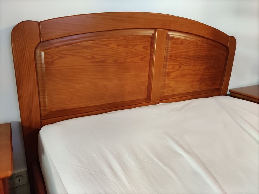 Mobilia de quarto de casal em cerejeira