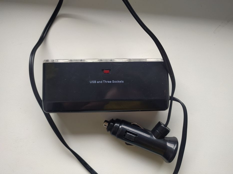Автомобільний зарядний пристрій з розгалужувачем на 3 гнізда + 2 USB