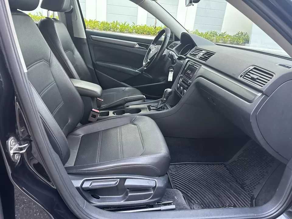 2017 Volkswagen Passat R-LINE