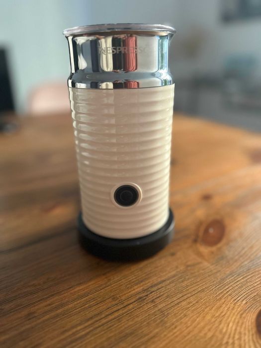 Máquina de Café Essenza Branco + Batedor de Leite Nespresso Aeroccino
