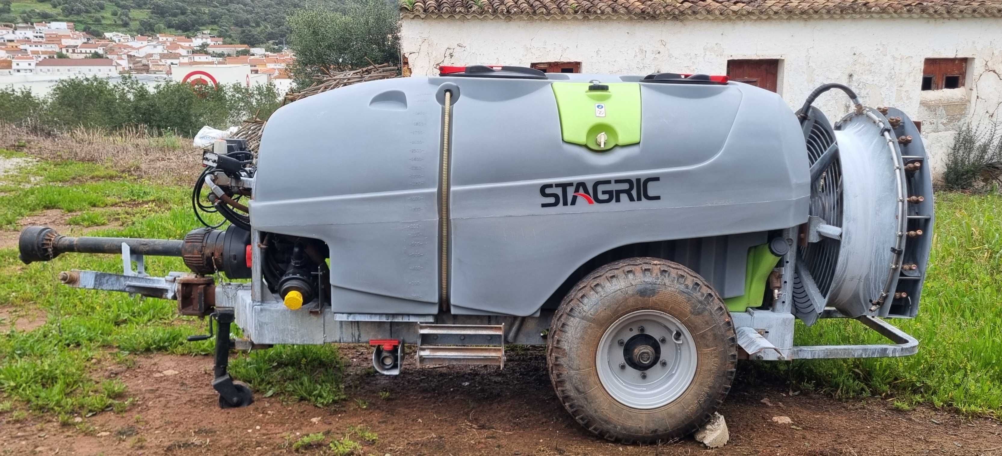 Pulverizador de reboque 2000 litros (ano 2021)