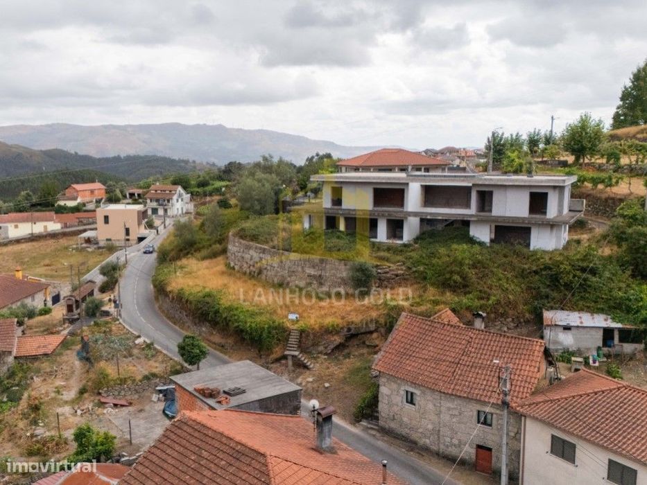 Moradia T4 em Estrutura - Vilar do Chão, Vieira do Minho