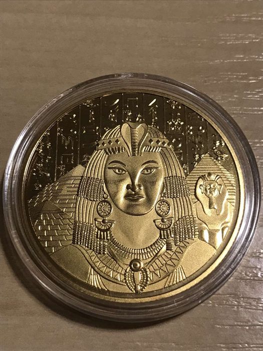 Монета всевидящее око золотистого цвета для коллекции новая в капсуле