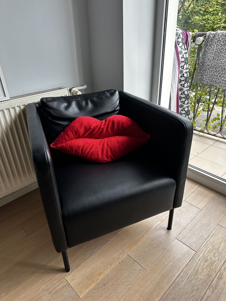 2 fotele z ikea EKERÖ czarne