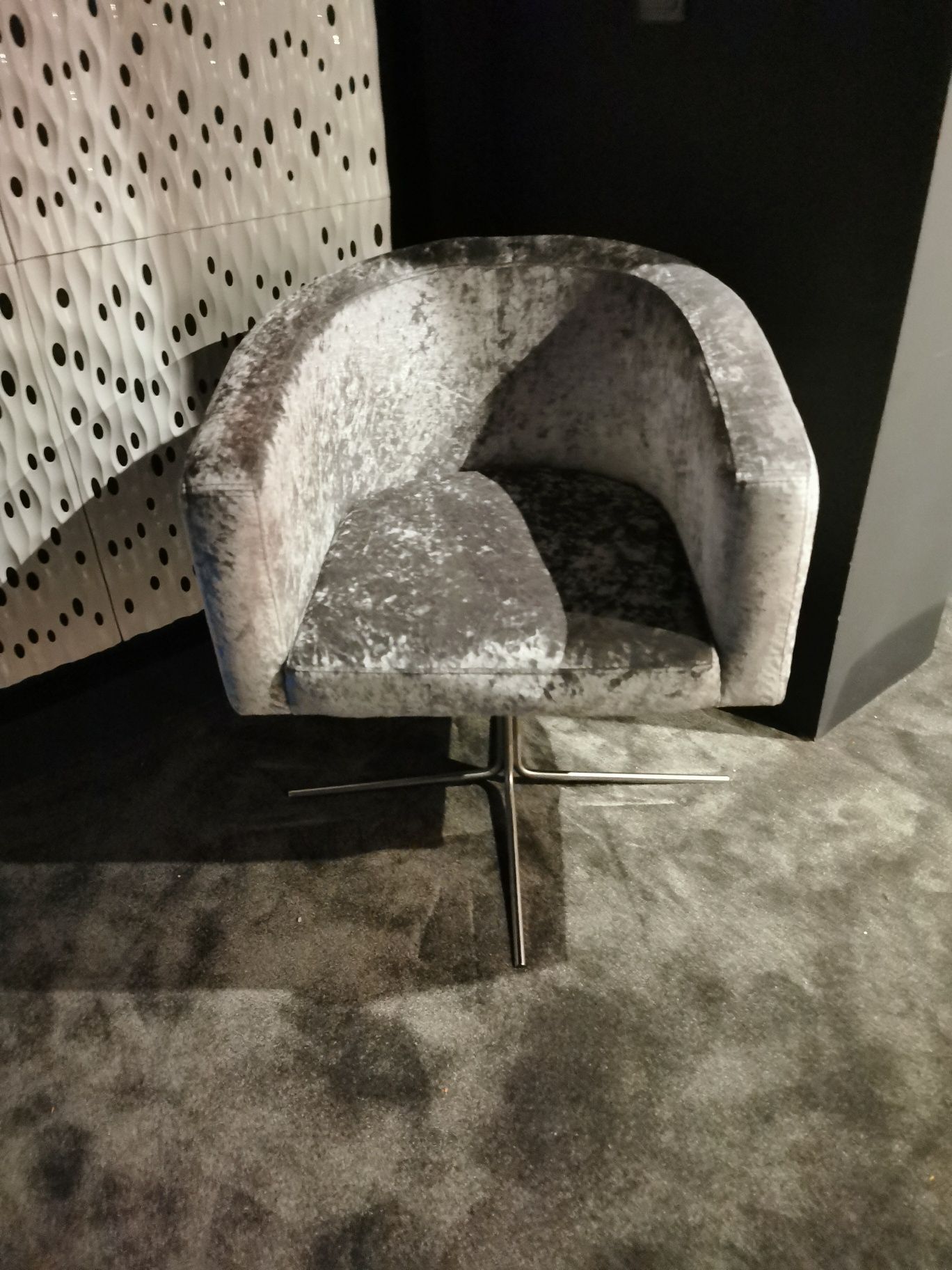 Cadeirão com pés em inox