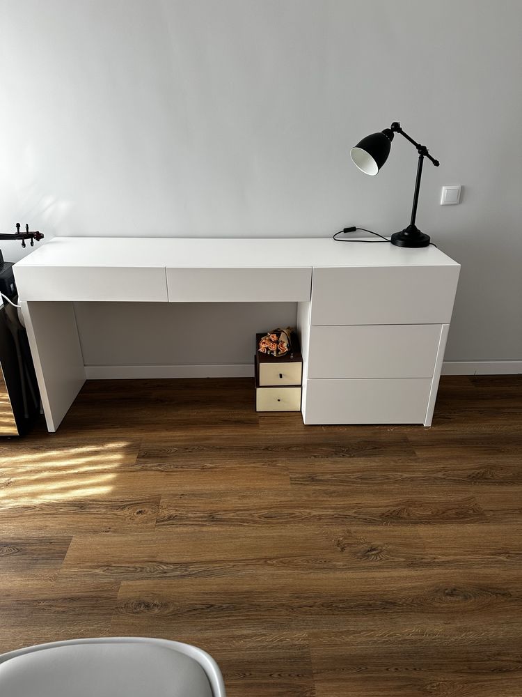 Mesa/Escrivaninha branca com gavetas