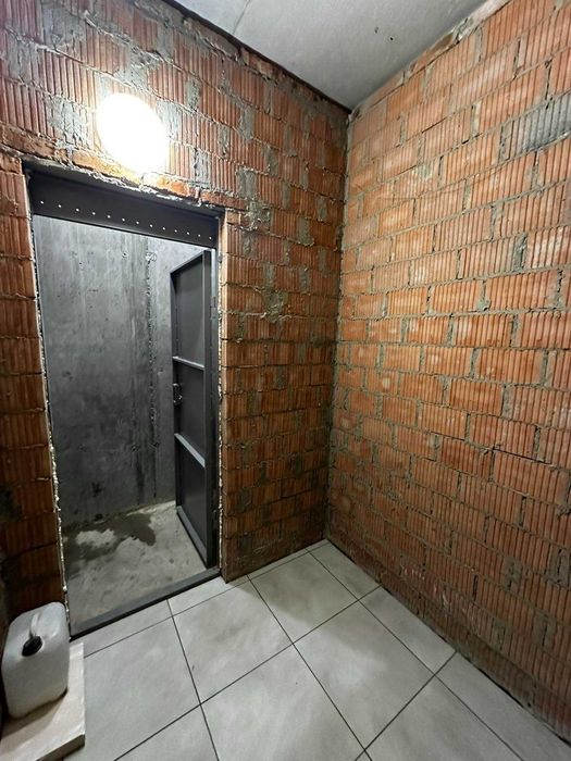 Продам комірку на вул. Шевченка 60 (Семицвіт). 5й корпус. 3,3кв.м.