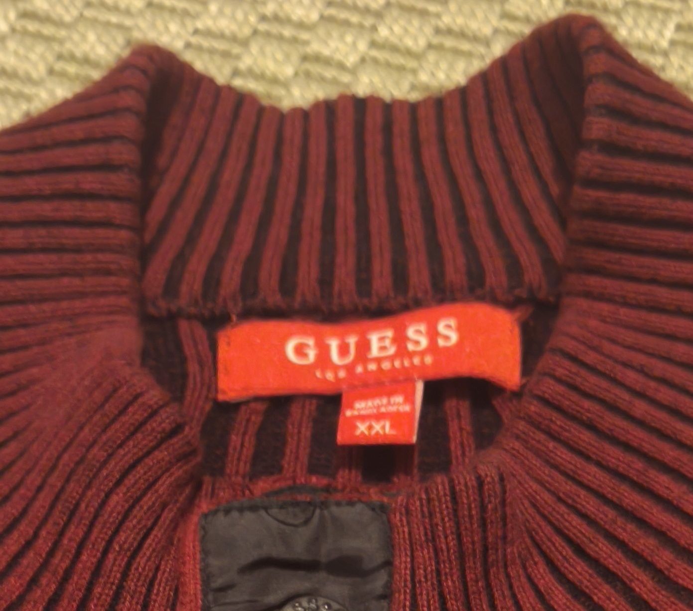 Guess original gola com botões.
