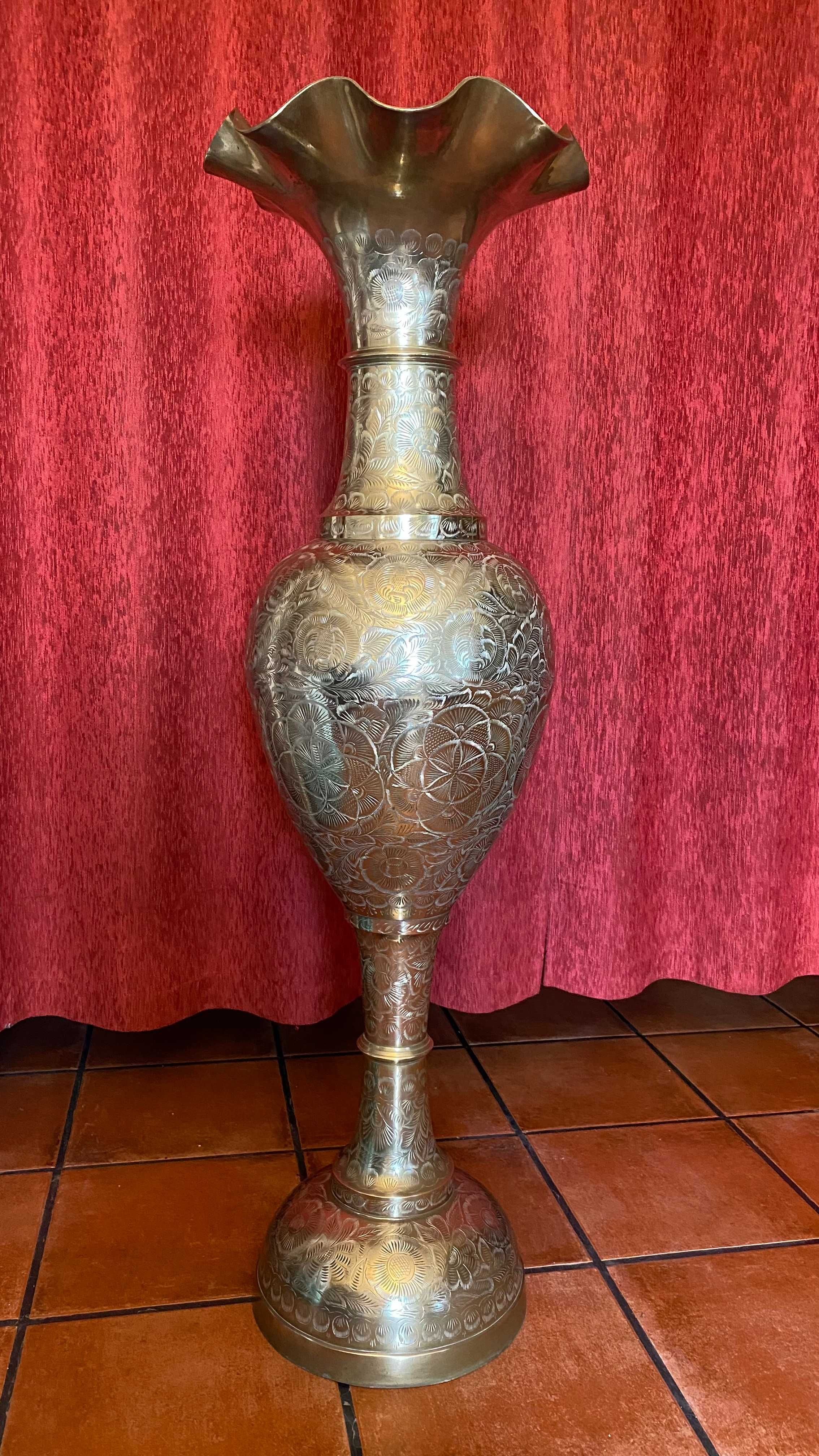 Vaso do Oriente  em "Brass" maciço com 130cm de altura.