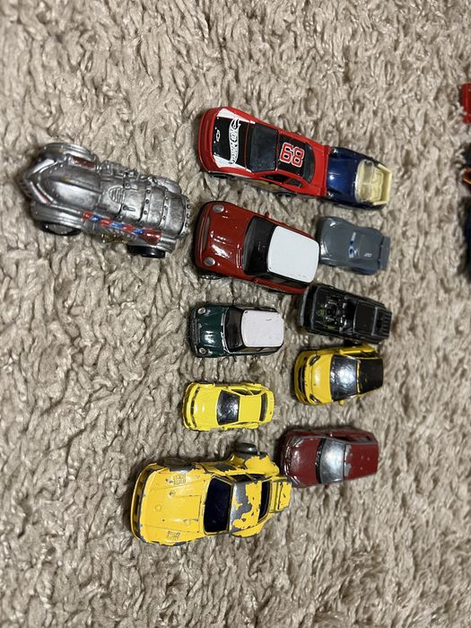 Машинки моделі різні