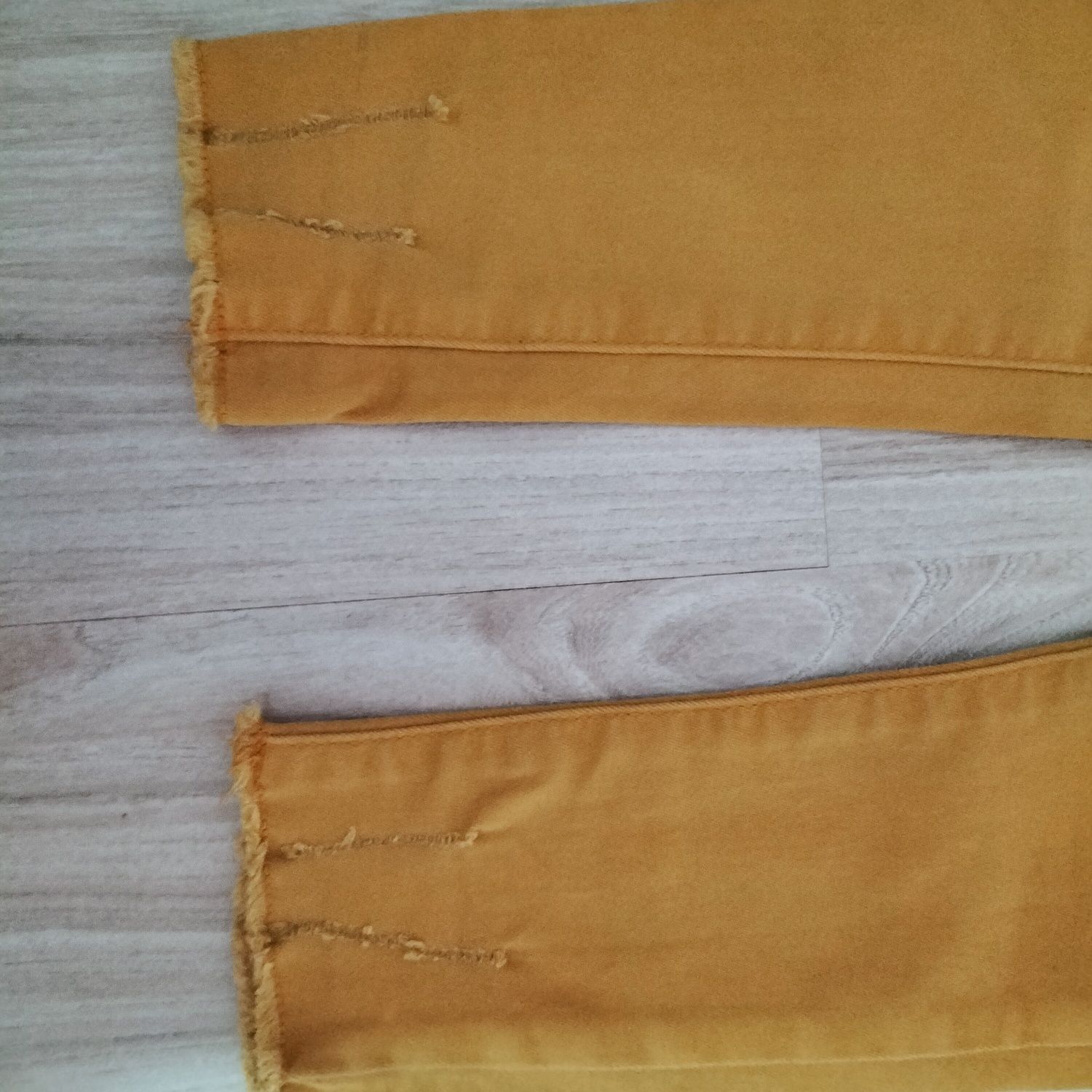 Musztardowe spodnie jeansowe rurki skiny 110