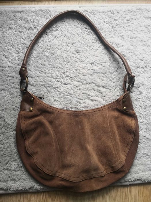 Sprzedam torebkę z zamszu z krowiej skóry.