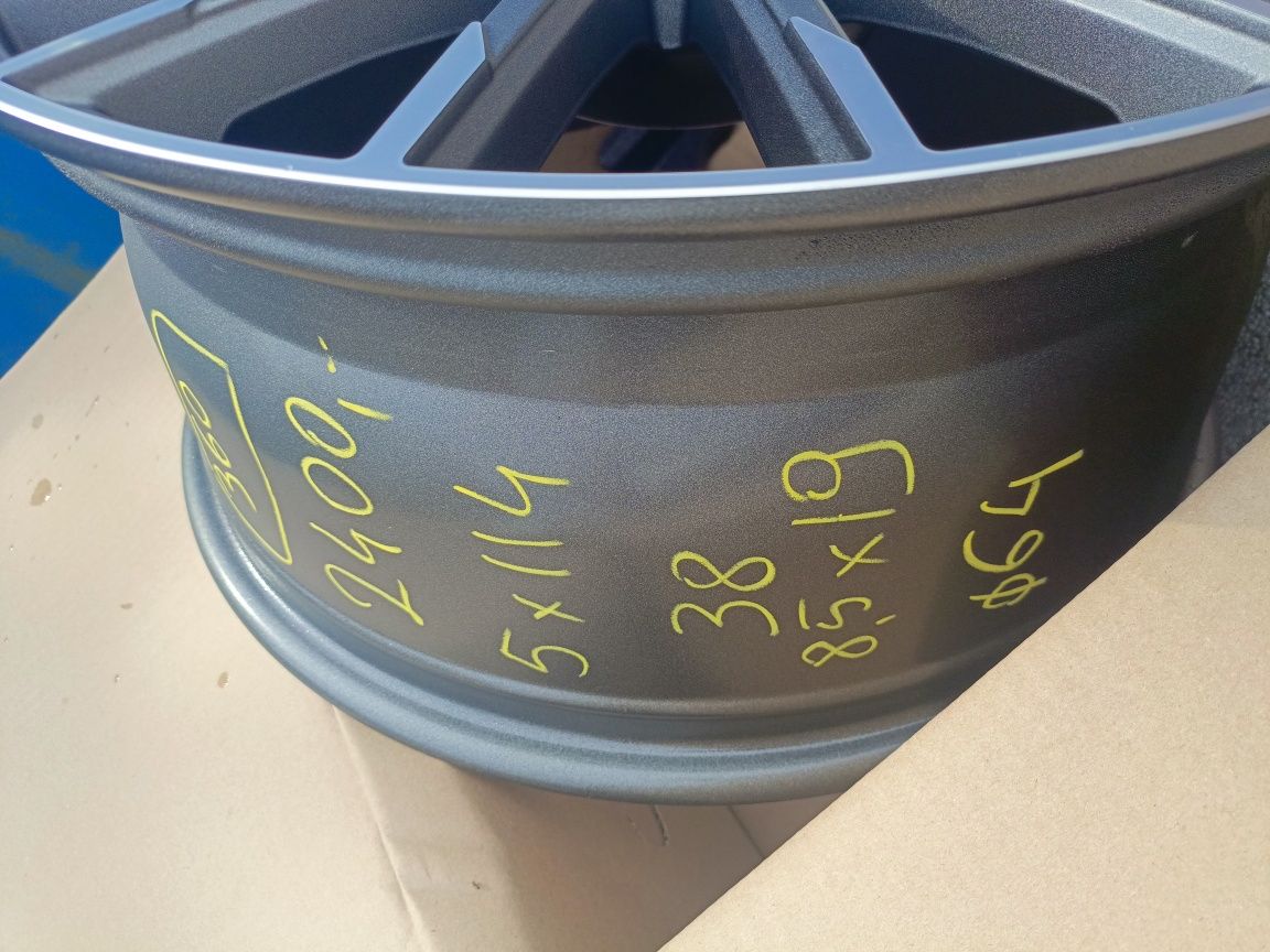 Nowe felgi aluminiowe Aez 5x114,3 et38 8,5jx19 Toyota honda
