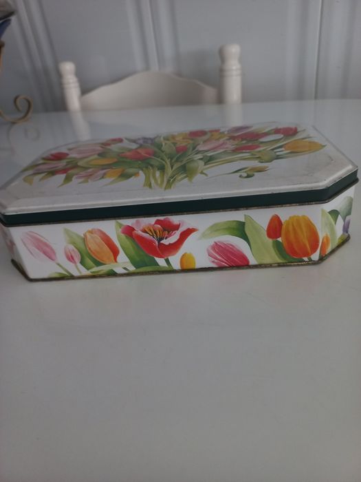 Caixa multifuncional  em metal muito  colorida.