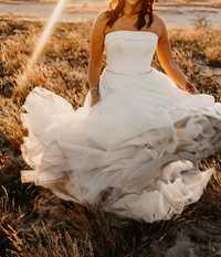 Suknia ślubna gładka klasyczna z trenem i welonem