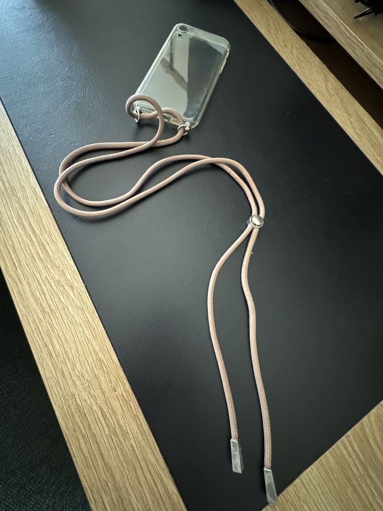 Capa silicone iPhone XR e equivalentes com cordão
