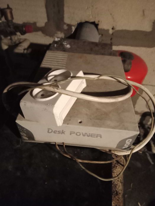 Два блока безперебійного живлення