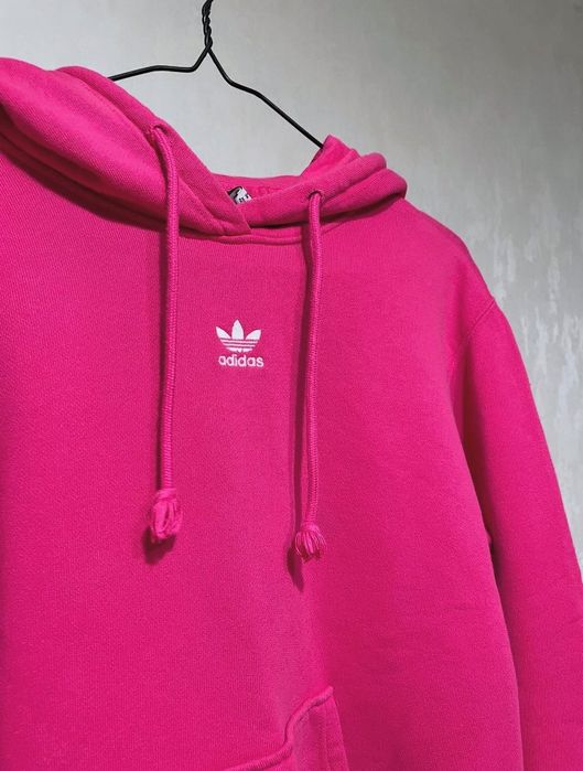 малиновое худи adidas
