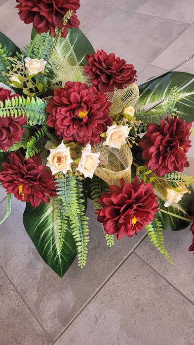 Dekoracja nagrobna wiązanka stroik kompozycja na cmentarz grób pomnik