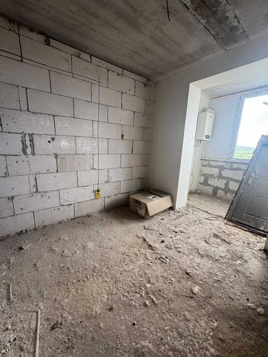 1к, новобудова біля парку і озера , мінімальне оформлення, поверх сер