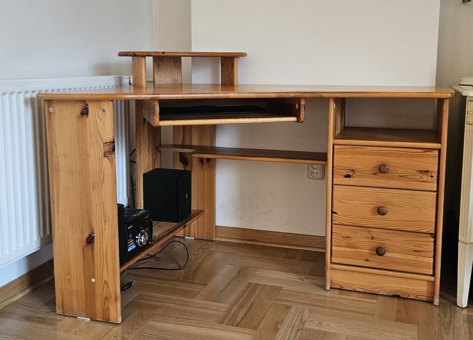 Sosnowe biurko narożne z nadstawką
Sosnowe biurko narożne z podstawką