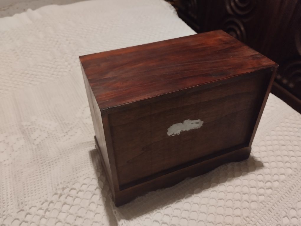 Caixa de madeira com duas gavetas