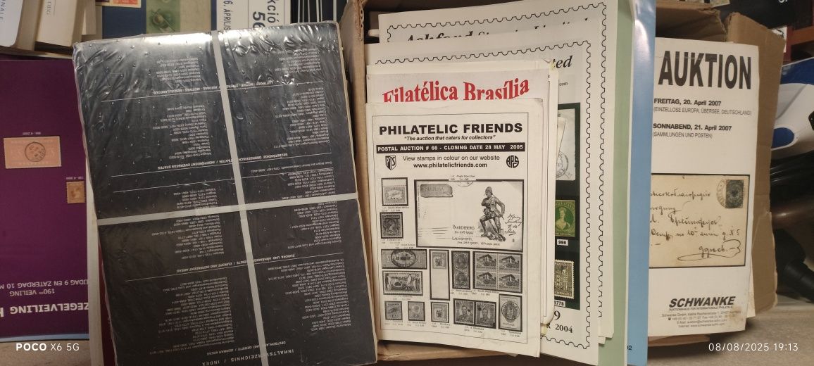 Lote enorme de catálogos leiloeiras filatélicas de todo mundo