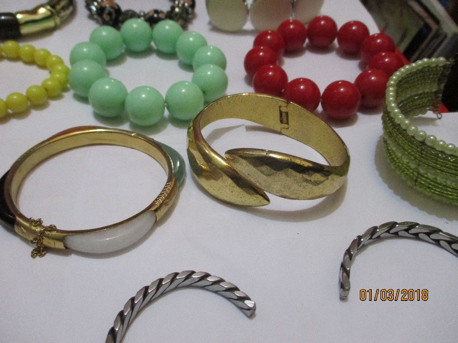 17 pulseiras antigas de vários modelos e de vários materiais