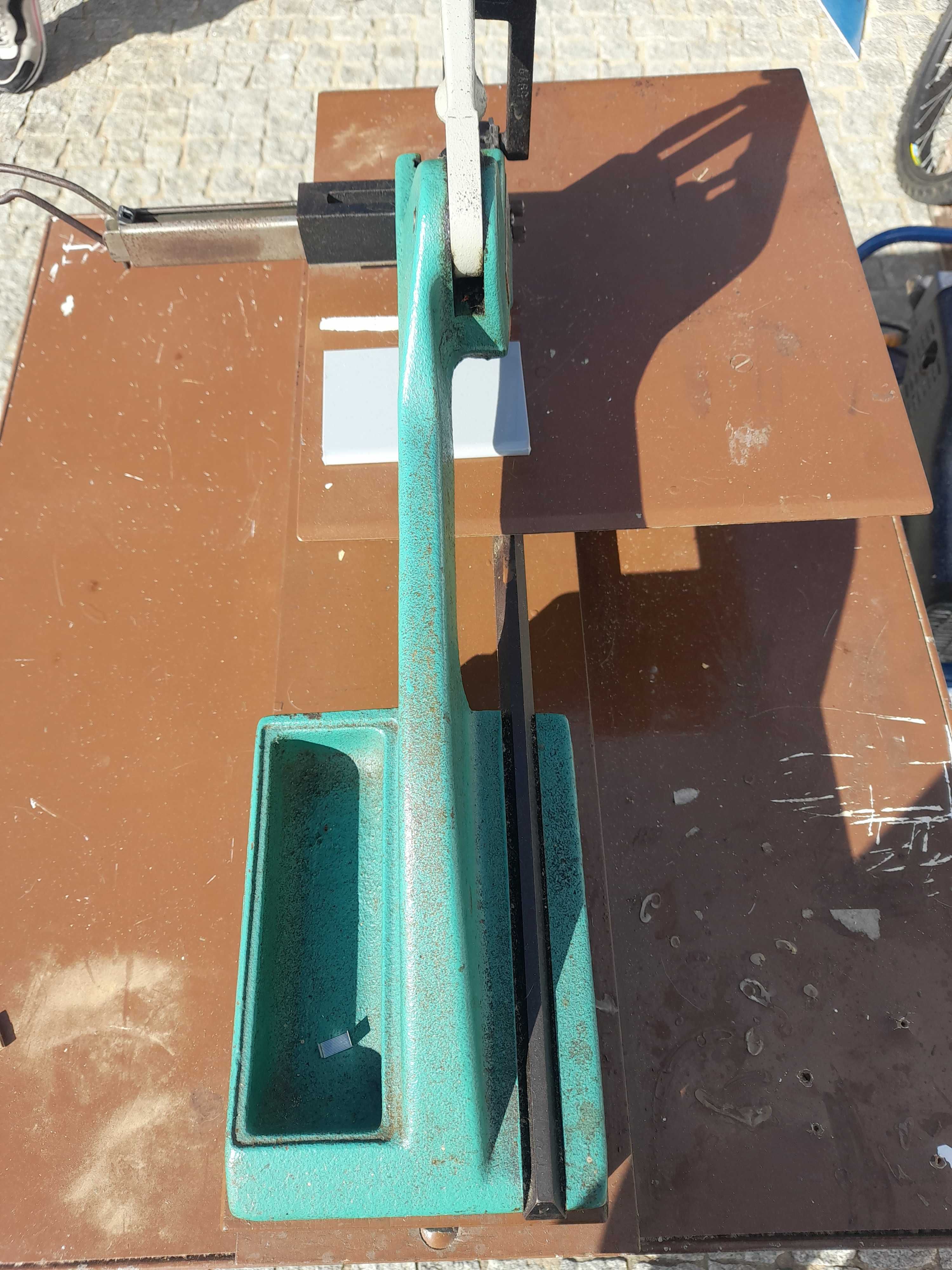 Agrafador com mesa