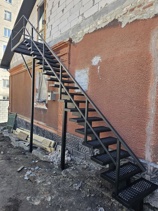 Сходи металеві, гвинтові  сходинки дуб,ясен