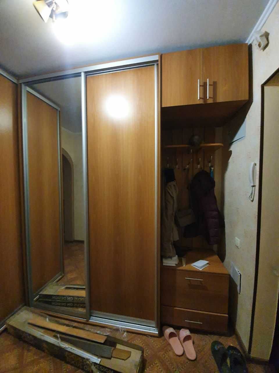 Продам кутову шафу-купе в ідеальному стані+прихожа