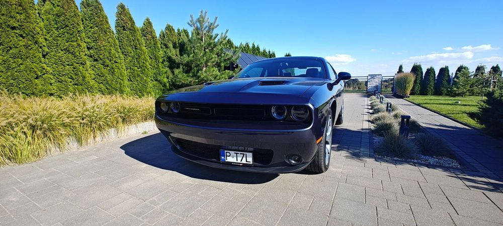 Dodge Challenger Kultowy samochód w stanie salonowym w super bogatej wersji.