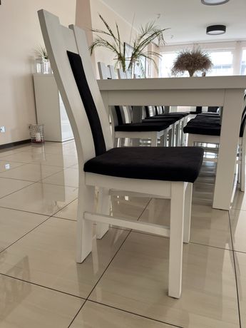 Krzesła drewnianie białe lakierowane, czarna tapicerka