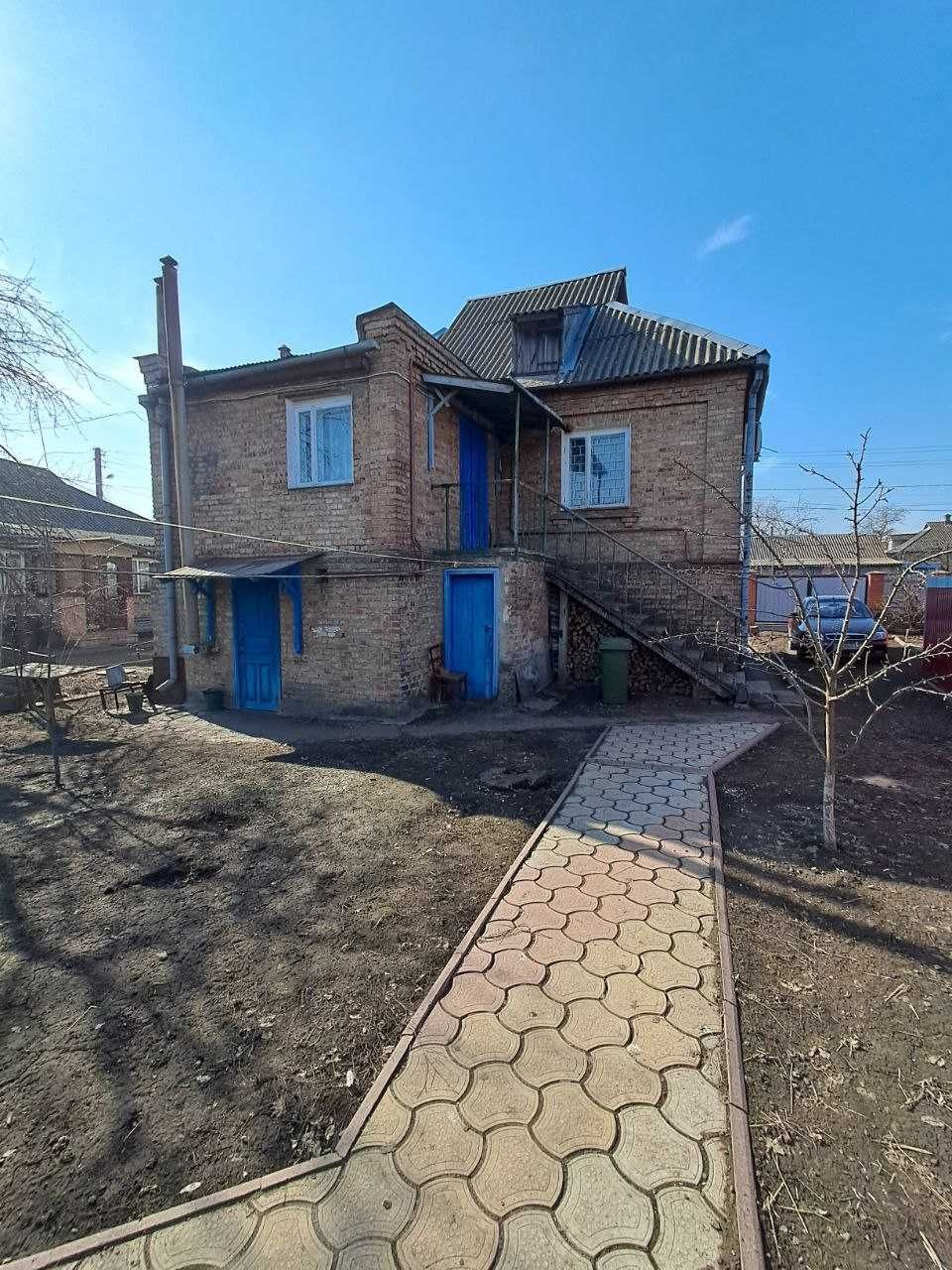 Двох поверховий будинок по вулиці Піонерська.