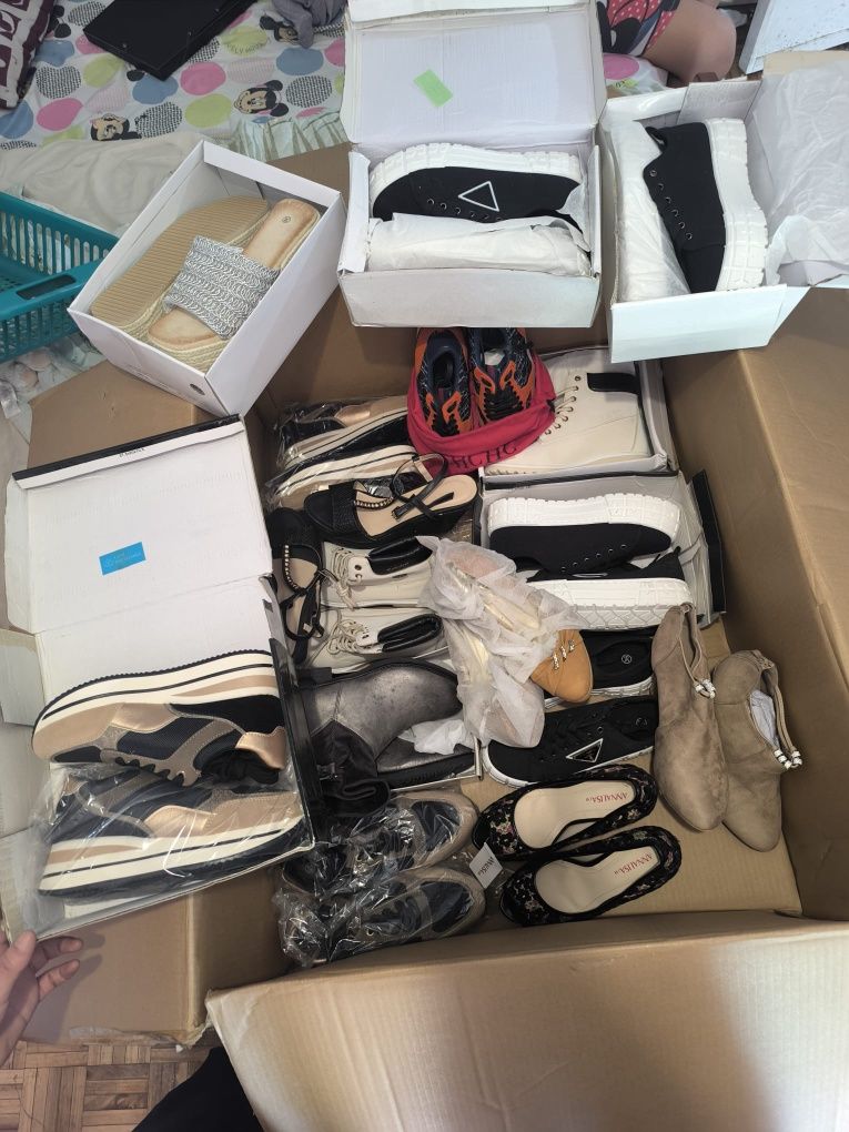 Vários sapatos e tênis novos