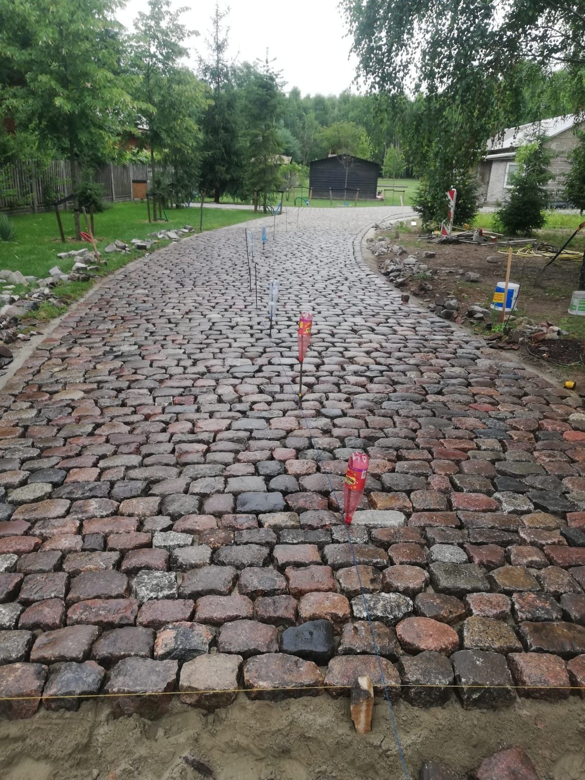 Kamień polny łupany starobruk kolorowy rzędówka bruk kostka granitowa