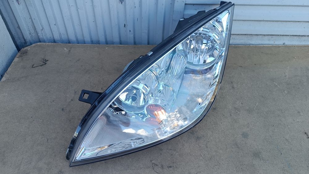 Vendo farol esquerdo de Mitsubishi Colt ano 2004/08