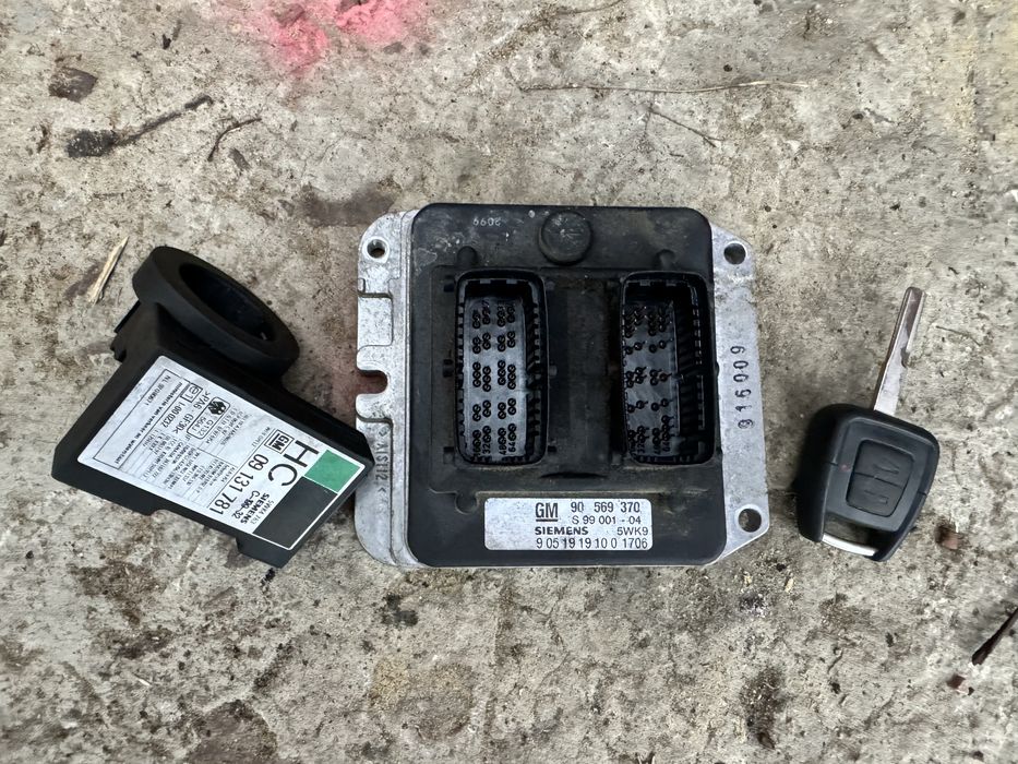Блок управления двигателем ЭБУ, ЕБУ Opel Vectra B X18XE1, 90569370