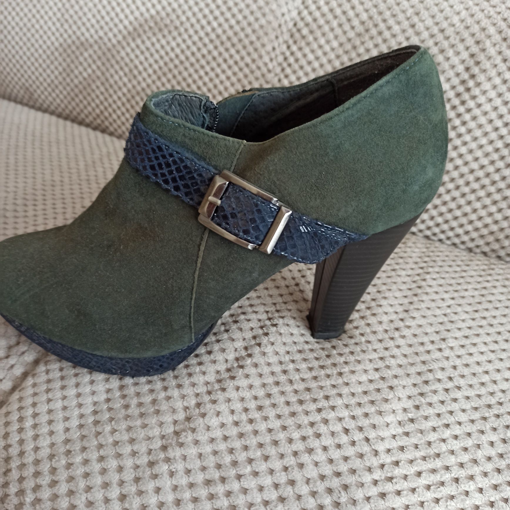 Botins de salto alto verdes