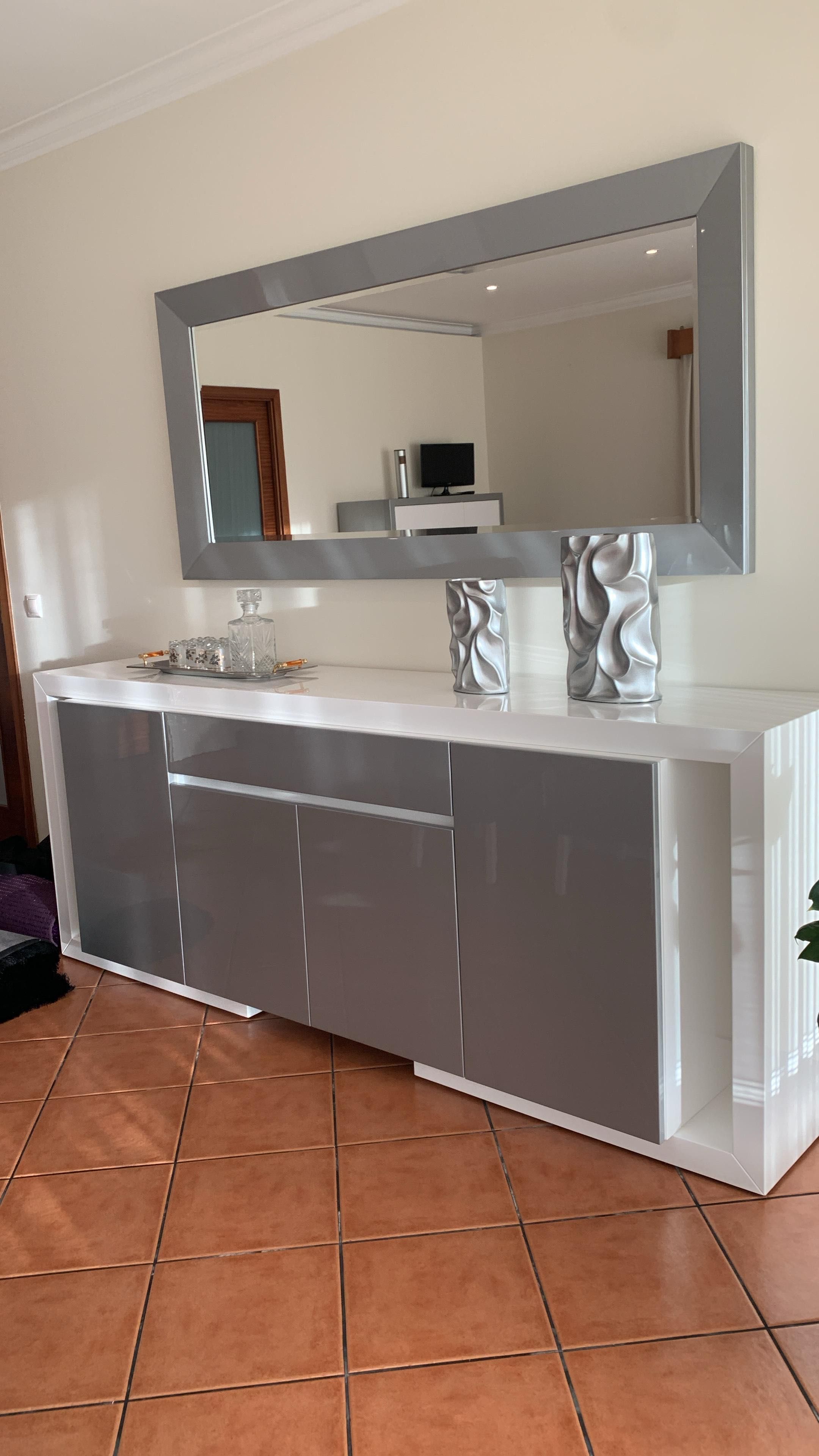 Vendo sala de jantar com apenas 1 ano